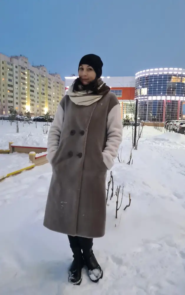 Шубка супер!!Упаковано и доставлено отлично-на вешалке и в чехле. Смотрится очень оригинально, не увеличивает объёмы. Теплая, в мороз-15 было не холодно. Мои параметры 87-67-95. Подошёл размер 42.