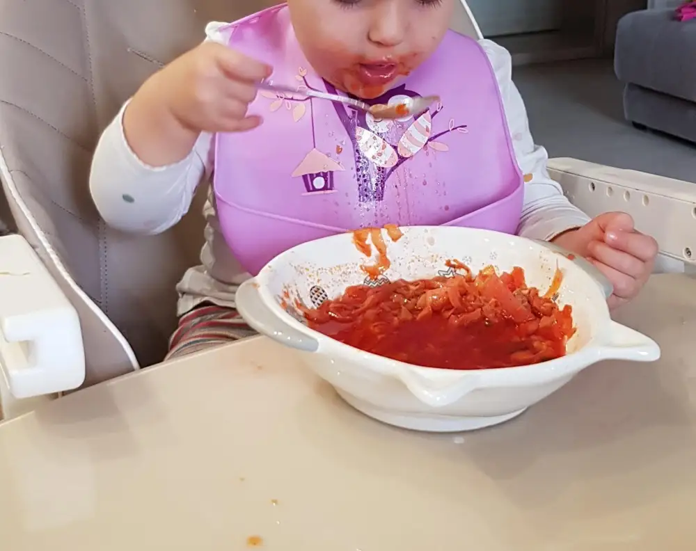 Двоякое мнение у меня на счет этого нагрудника...Вроде бы мягкий,замок хороший и рисунок ребенку очень понравился...НО!!!сам ковш плоский,даже свернут немного...и получается,что функции своей он не выполняет,т.к суп течет поверх ковша на ребенка. Пробовала растягивать,все равно возвращается в прежнюю форму