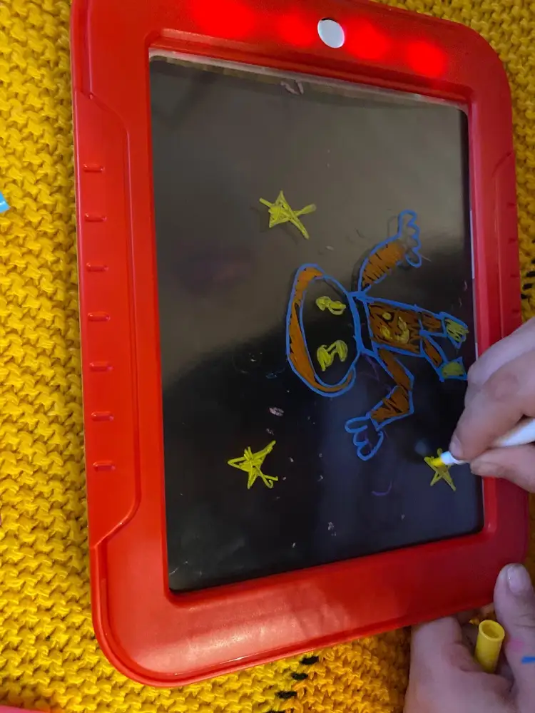 Чтобы снять защитную плёнку, пришлось разобрать планшет полностью, так как никакой подцепки, чтобы снять ее не было, она была заведена внутрь. Свет не яркий, можно сказать, что есть он, что нет. Сам планшет очень хлипкий. В инструкции по использованию планшета тоже все странно: вы можете учиться, играть в женщину или рисовать??? Ребёнок читает это, и ???  Единственное, маркёры яркие- единственный плюс, но оттирая их с планшета розовым платочком можно сломать этот хрупкий предмет, так как нужно приложить усилия, и не маленькие .