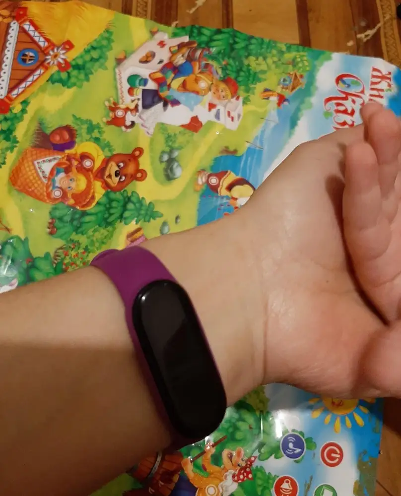 Отличный браслет. Подходит идеально. Сперва кажется что жёсткий. Второй день ношу нормально.