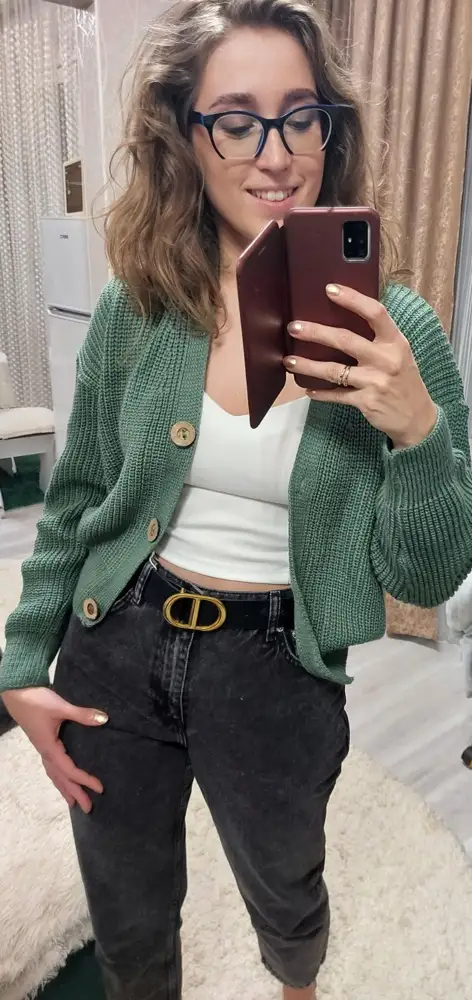 Топ дорогой, но смотрится и ощущается не как из самых дешёвых. Мне очень понравился. Конечно, на более хрупких девушках такая вещь всегда смотрится выигрышней