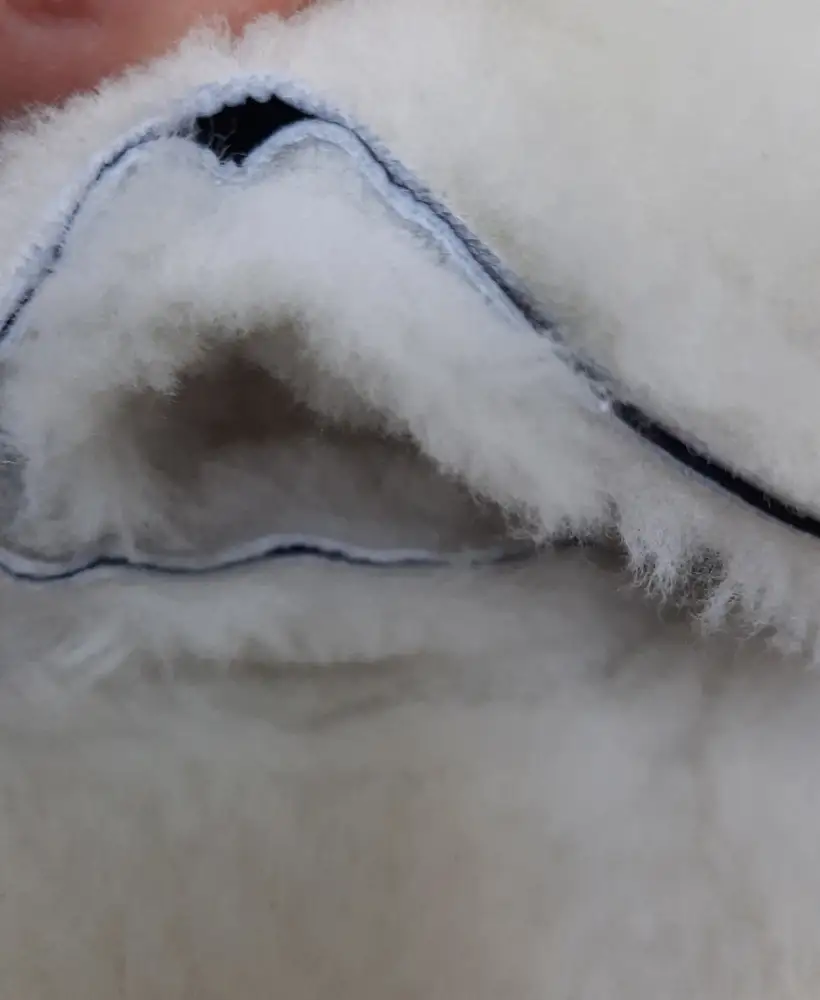 НЕ натур.кожа! 
Отделка из натур.кожи, но это отделка, а не изделие целиком!
Желтоватые пятна на внутреннем мехе, но это не большая помеха.