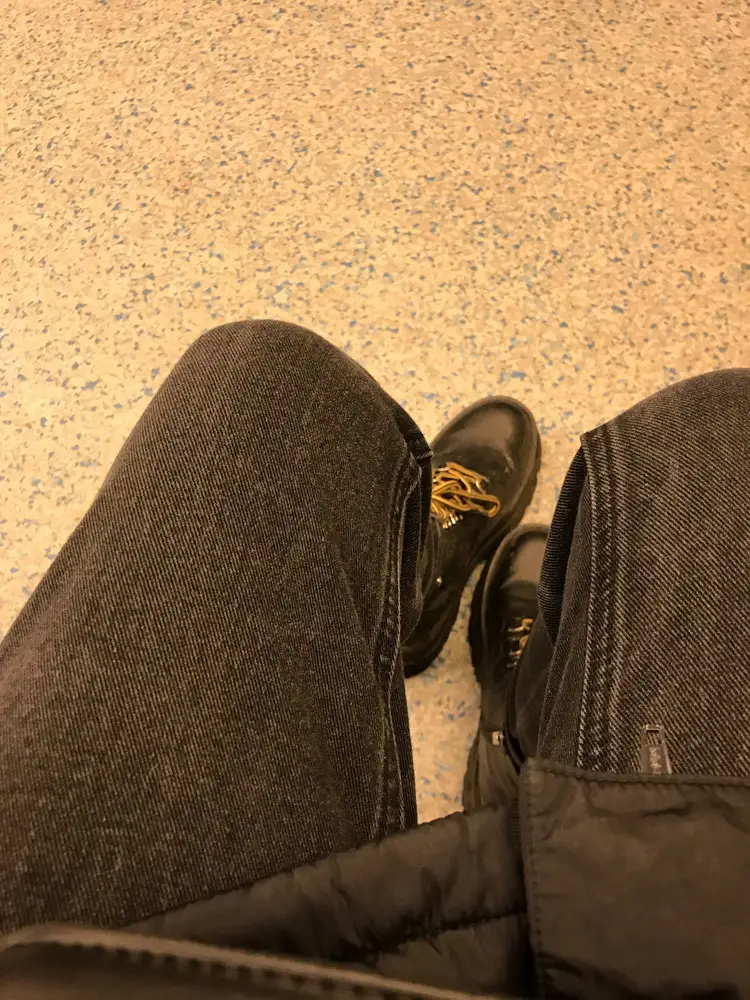 Сами джинсы сидят хорошо, но заявленный чёрный цвет после двух стирок превратился в серый. Не советую к покупке если хотите именно чёрные джинсы.