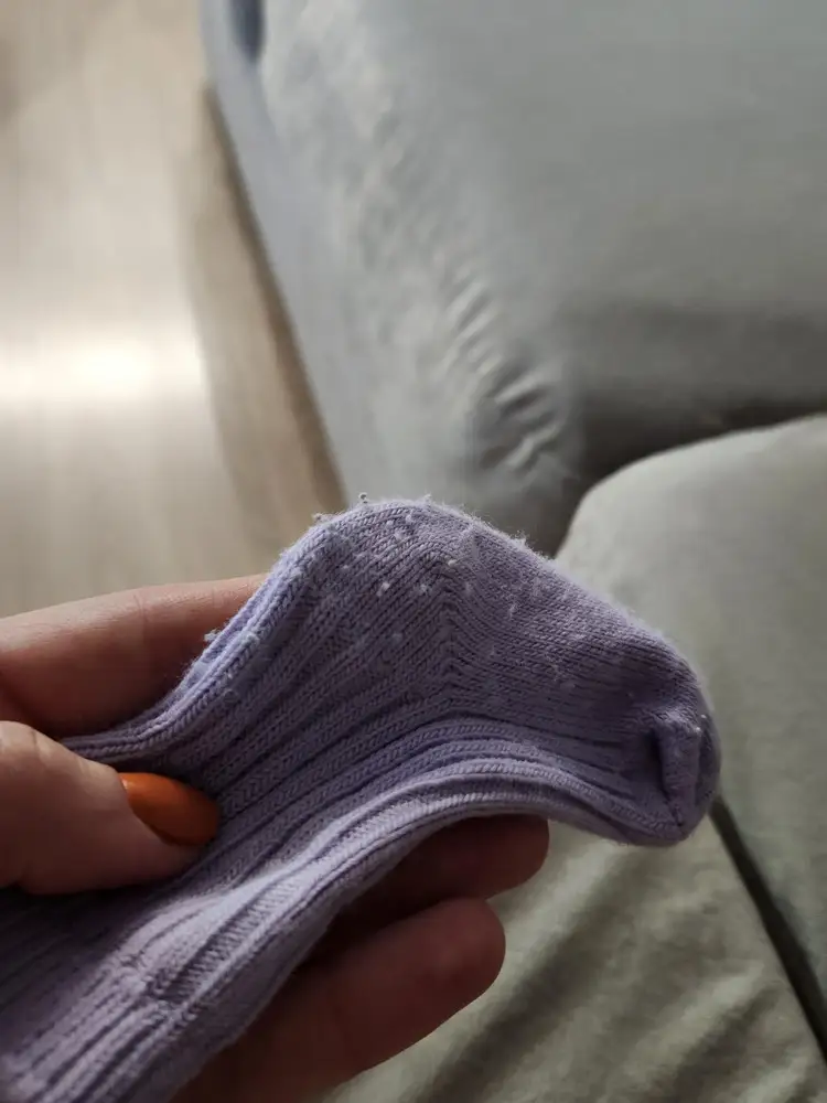 Сначало очень понравились, милые носочки,НО после первой носки все носки в каташках. Цена качество не соответствует.