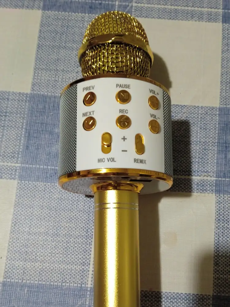 Недостатки: 
 *Заряд держит 15 минут!!
 *Очень тонкий, хрупкий пластик. У игрушек и то прочнее.
 *Из функции изменения голоса, (прописано 4 режима), работает только одна.
Вообще работает только как микрофон, но надо подносить прямо ко рту. Увеличение и уменьшение громкости. Эхо работает и один режим изменения голоса. И ещё + это размер, как у профессионального микрофона. На этом всё. 
К покупке не рекомендую. Хотела написать претензию, но ребенку понравился сам факт, что у него микрофон. (Ребенку 2 года).