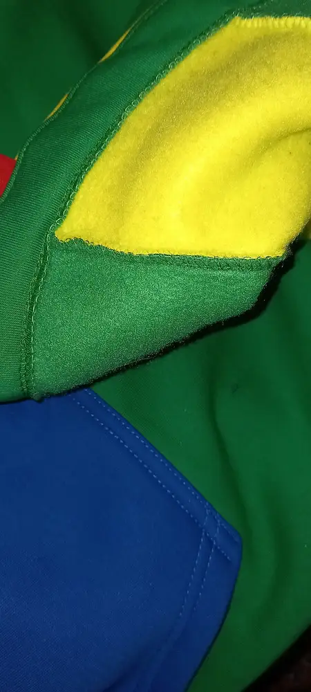 Размер в размер. Ребенок доволен. Материал тёплый приятный. Внутри начес. Капюшон если затянуть - закрывает лицо. Так модно)