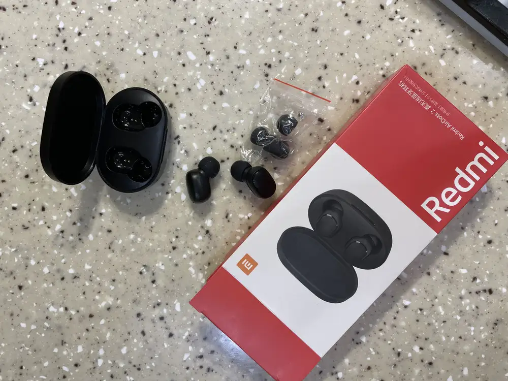 Отличные наушники. Хороший звук. Заказала ребёнку, ребёнок доволен. За счёт дополнительных амбушюров можно использовать всей семьей.