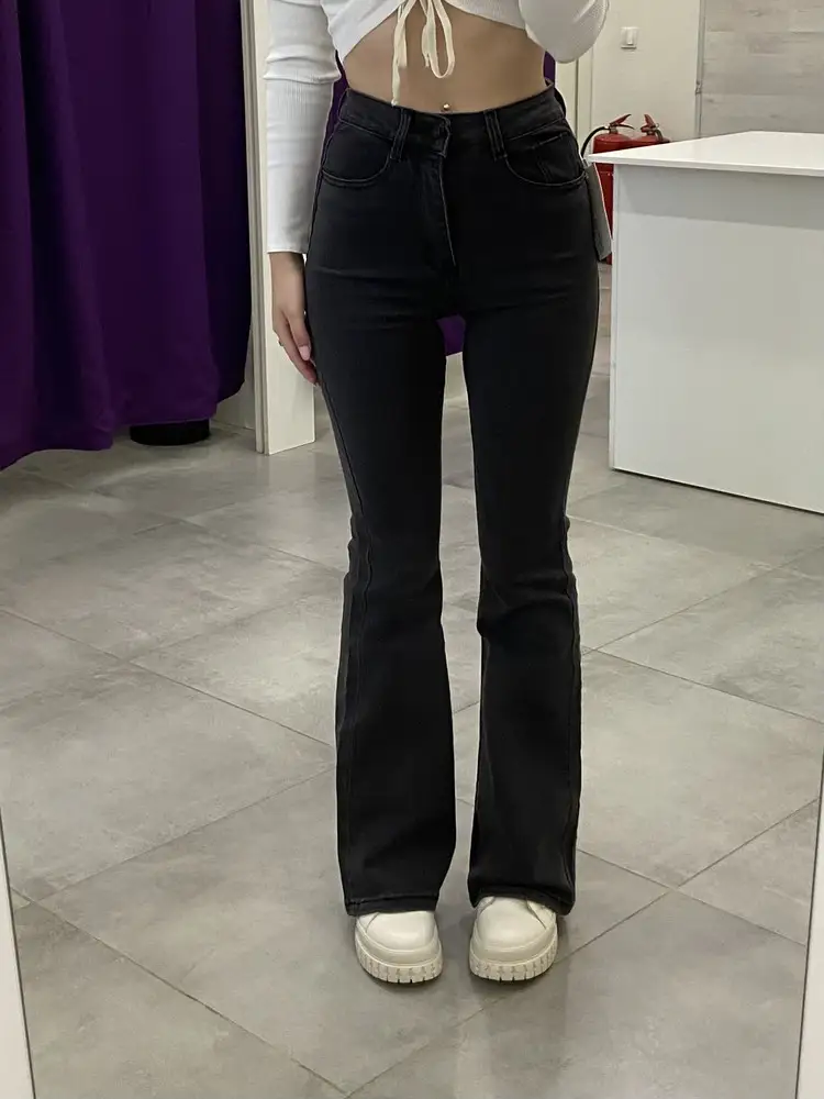 Джинсы крутые, к ним нет претензии. Это первые в моей жизни джинсы, которые идеально легли на талию. Талия 61см, бёдра 98.  Доверившись комментариям заказала 28 размер и все прям идеально, но вот тот, кто писал, что на рост 163 сидят идеально, это не так… если я в обуви, то они не касаются пола тк ложатся на обувь, но если обувь снять, они прям лежат на полу и собираются в маленькую складку, я не знаю, буду отдавать их подшивать или нет, время покажет. НО… если у Вас рост меньше 163, длина будет точно не ваша, имейте ввиду.