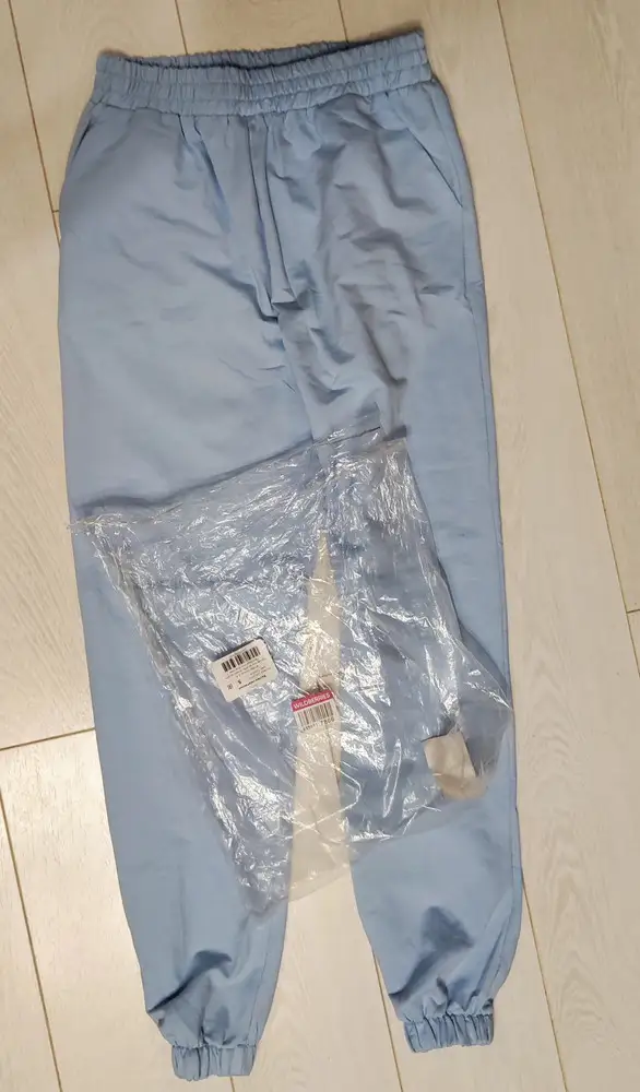 От костюма пришли только брюки!! Не проверила на пункте, привыкла доверять магазину. Очень расстроена. Оставила бы брюки, качество хорошее, но они не подошли, оказались большеваты. Обратно в пункте, конечно, не приняли. Оформила возврат по браку, жду решения. Проверяйте комплетацию перед тем, как забираете.