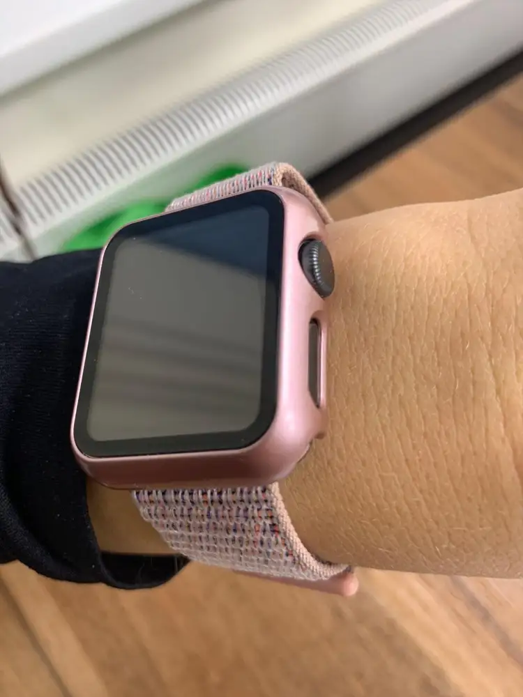 Все подошло идеально на Apple Watch 3! Смотрятся хорошо данный цвет (розовый) на чёрном корпусе)