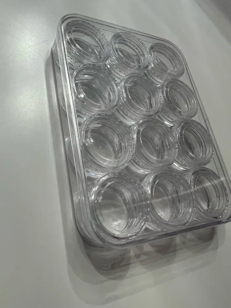 Хороший и удобный Контейнер! Для страз подойдет