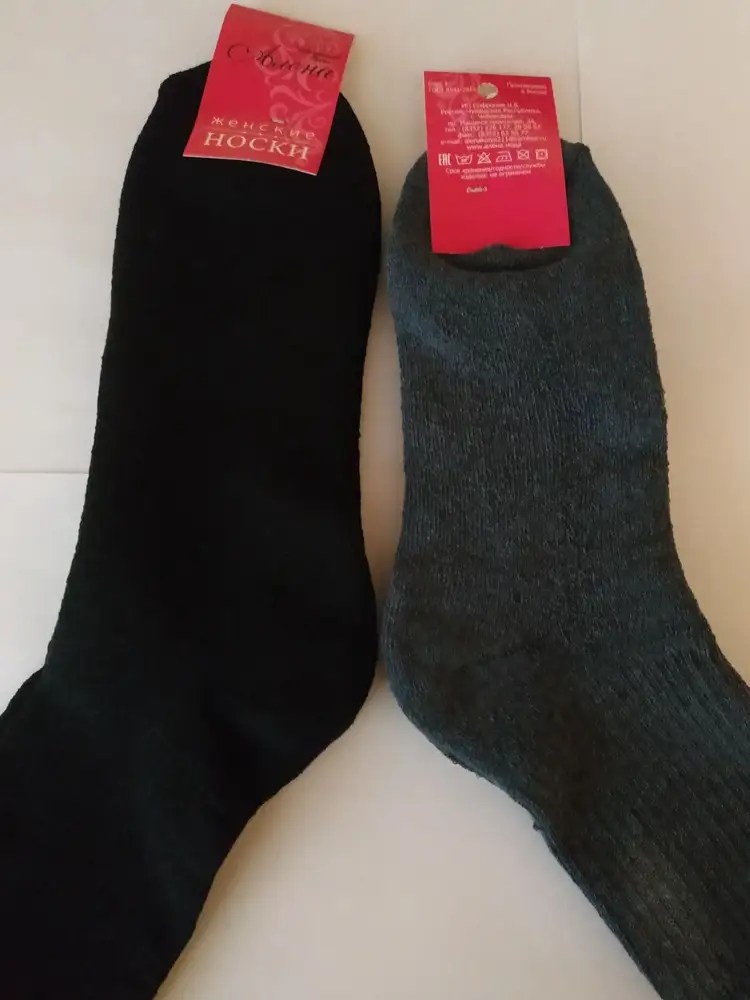 Носки не плохие, правда сильно сомневаюсь, что там присутствует хлопок. Но на ощупь приятные. Резинка для меня туговата. Но самое главное, они пришли разного размера. Серые на 36, а черные на 40