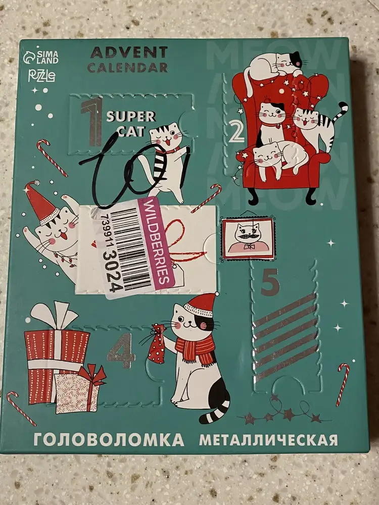 Головоломка пришла не упакованная никак. По внешнему виду одно окно чуть надорвано, но вроде ничего не выпало. Но есть один вопрос: зачем на лицевой стороне лепить штрих-код? Другого места не нашлось? Ребёнок хотел на Новый год, а как положить под елку ТАКОЙ подарок?