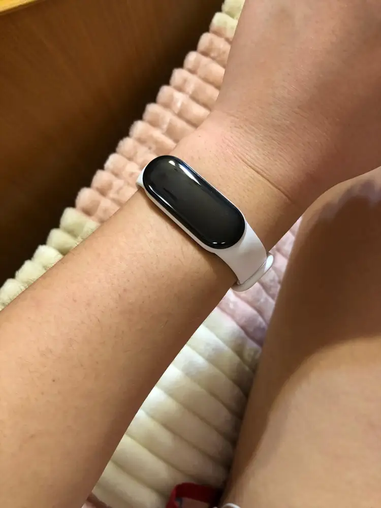 Ремешок супер, и цена 🔥Хорошо держится, не расстегивается. Советую👍 Возьму ещё другого цвета 