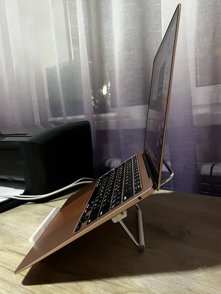 Очень полезная для здоровья покупка. Мой MacBook отлично подошёл по размеру, подставка не шатается, высота экрана на уровне глаз, как и было необходимо. Довольна, рекомендую.