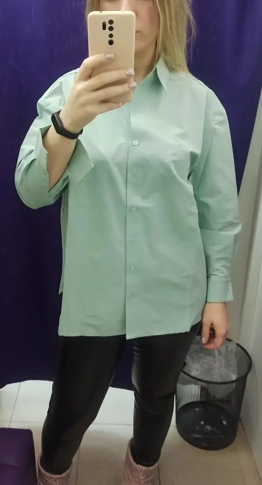 Рубашка просто нечто, прям любовь) на свой 46 взяла М - идеал. Кроме рукавов. Если руки опущены - всё ок, по косточку, но поднять немного к верху - задирается сильно. И показалось манжеты слишком узкие. Может у меня руки длинные, не знаю)) но качество просто огонь)