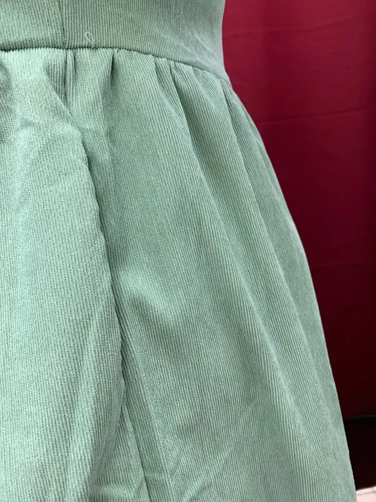 Платье разочаровало пошивом.Все кривое, карман вшит неправильно , боковые швы не стыкуются, строчка распорота , нитки кругом торчат, подол неровный .Боковой шов с одной стороны уходит вперёд .Цвет красивый, нежный.Ткань соответсвует описанию, цена хорошая если бы не пошив забрала.Если у вас большая грудь, то берите свой размер, вытачек нет. У меня рост 160,размер 52.Грудь влезла, но ткань тонкая поэтому жирочки сзади выделяются хоть и не обтягивает. Платье полнит ,но это такой фасон, если этого боитеть, то это не ваш фасад.