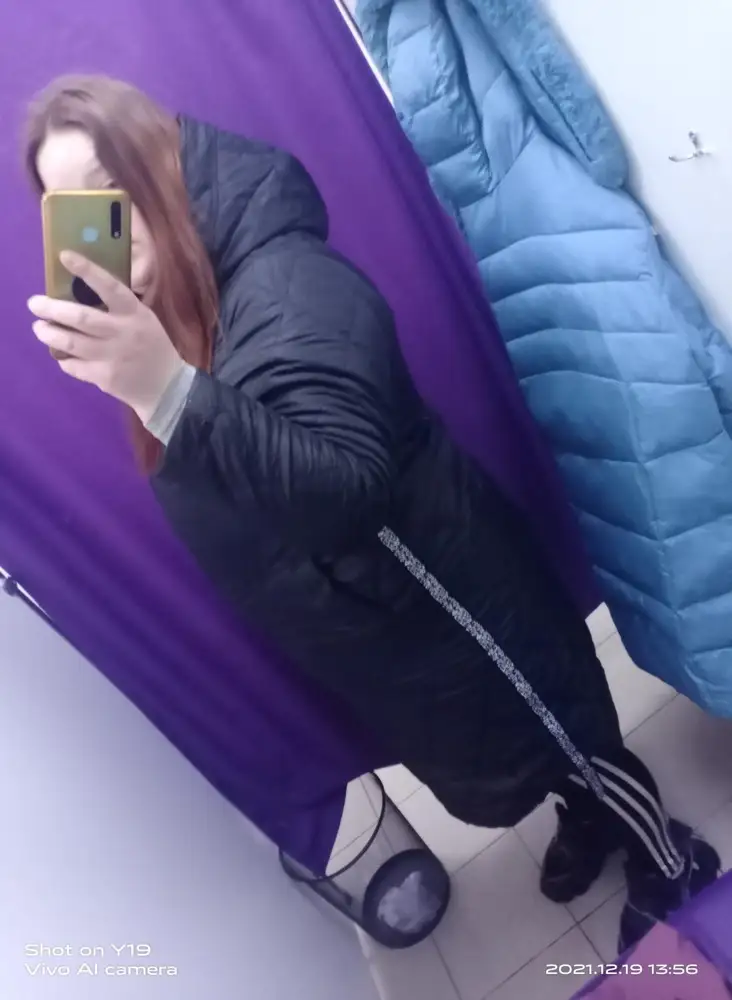 Очень симпатичная куртка,тонкая но подкладка внутри меховушка. Очень понравилась. Размер в размер.