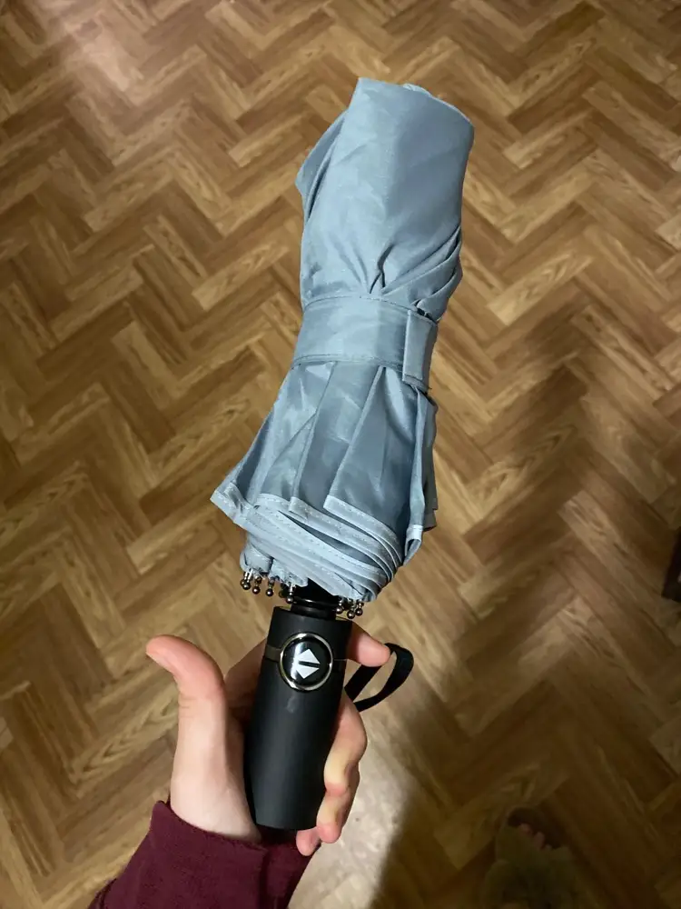 Боялась брать, вдруг хлипкий. Но отличный зонт) Коробка, чехол, светоотражающие полосочки, все есть. Я довольна