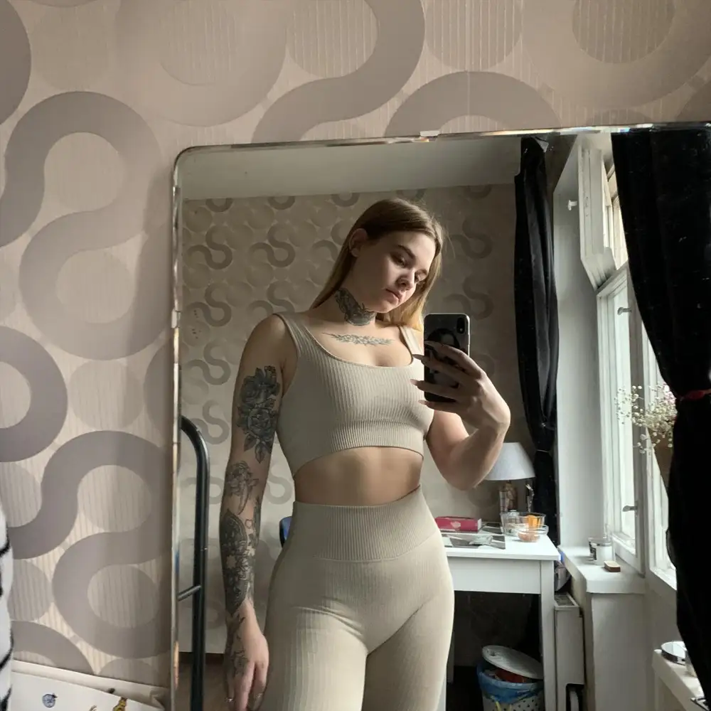 За свои деньги пойдёт. На мои параметры 94/64/102 взяла L. Лосины впритык узкие, сломала ноготь пока надевала, лифчик большеват. Не особо приятный материал  