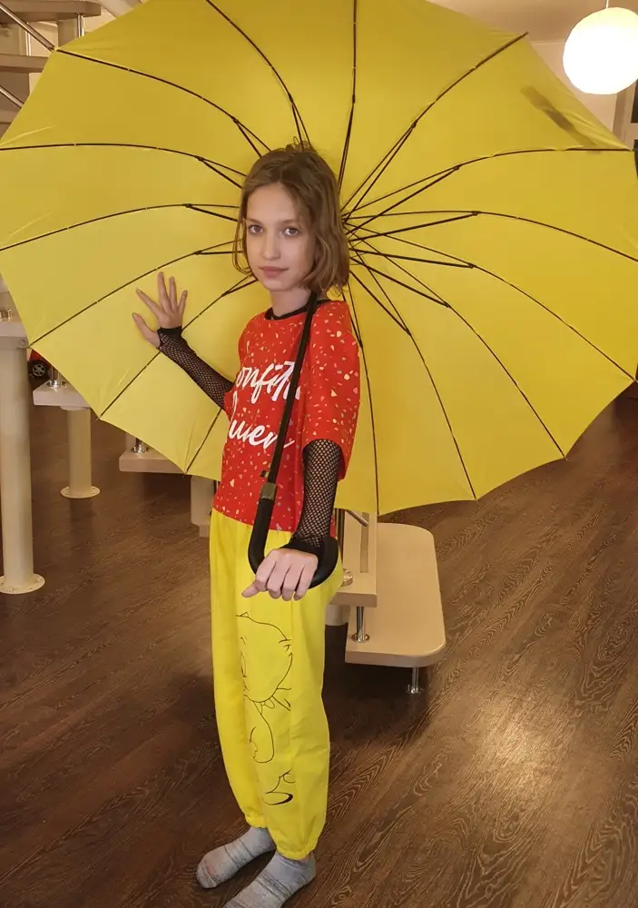 Брала для дочери 10 лет
Огромный зонт!:))
Яркий и прочный. Чехол с ручкой, удобно носить.
Ребёнок в восторге. Ей очень подходит под рюкзак, как и мой мне.
Интересные цвета, не найти такие
Спасибо