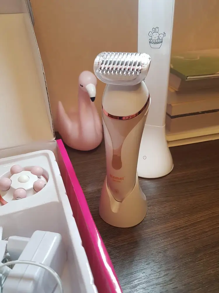 Отличный набор, пришел быстро) коробка была целая, выглядит красиво. Инструкция есть, тут все с картинками и пошагово, так что весьма понятно. Все насадки работают хорошо, эпилятором мне все же больновато пользоваться, а вот бритва просто отличная, особенно перед выходом - это просто спасение. Остальные две насадки тоже прикольные, массажная приятная, спасибо WB)