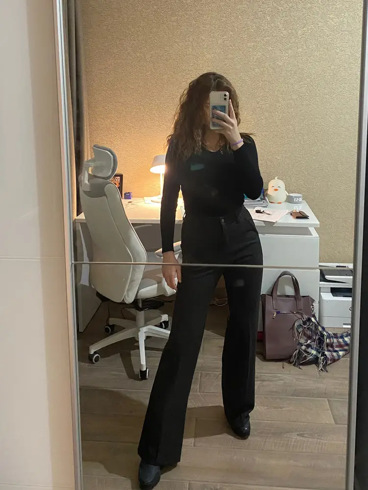 Шикарные брюки за свою цену! На зиму думаю пойдут, с теплыми колготками. Тянутся. Аккуратные. Отлично сели. От 70 об 93. На рост 160 только с каблуком, надо подшивать.