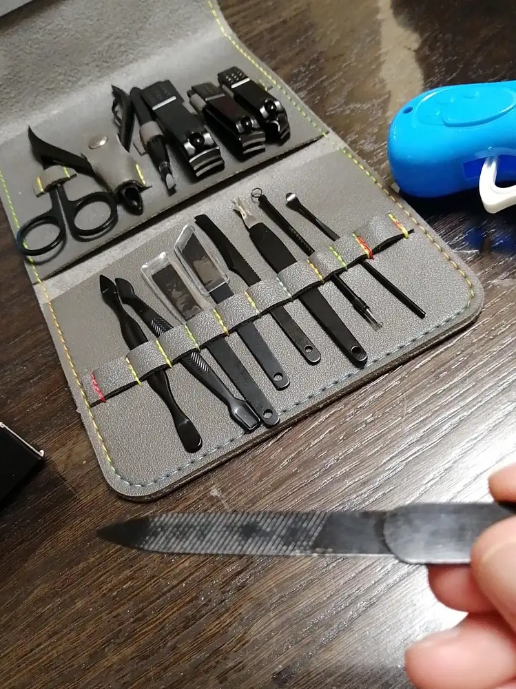 Набор очень плохого качества. Ножницы не стригут. Краска от инструментов  остаётся на ногтях. Пилка для ногтей "лысая". Оформила заявку на возврат.