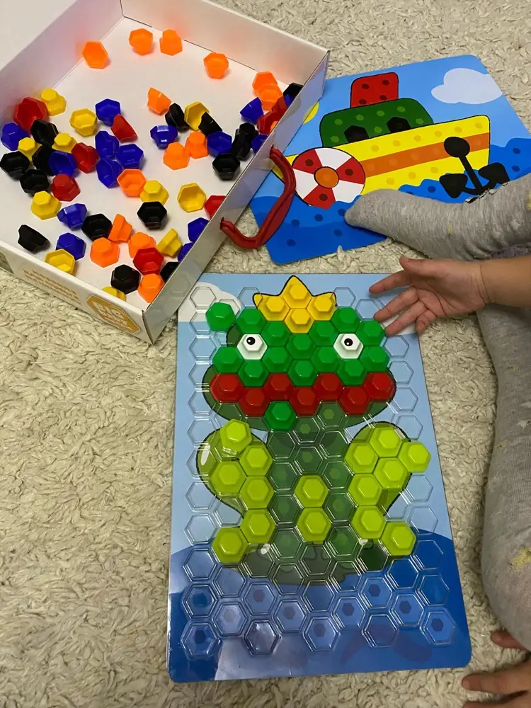 Мозаика неплохая, ребёнок 2,4года может сам её складывать! Вот только фишек соответствующих цветов не на все картинки хватает😒 Например для лягушки зелёных фишек, для кораблика синих!!!