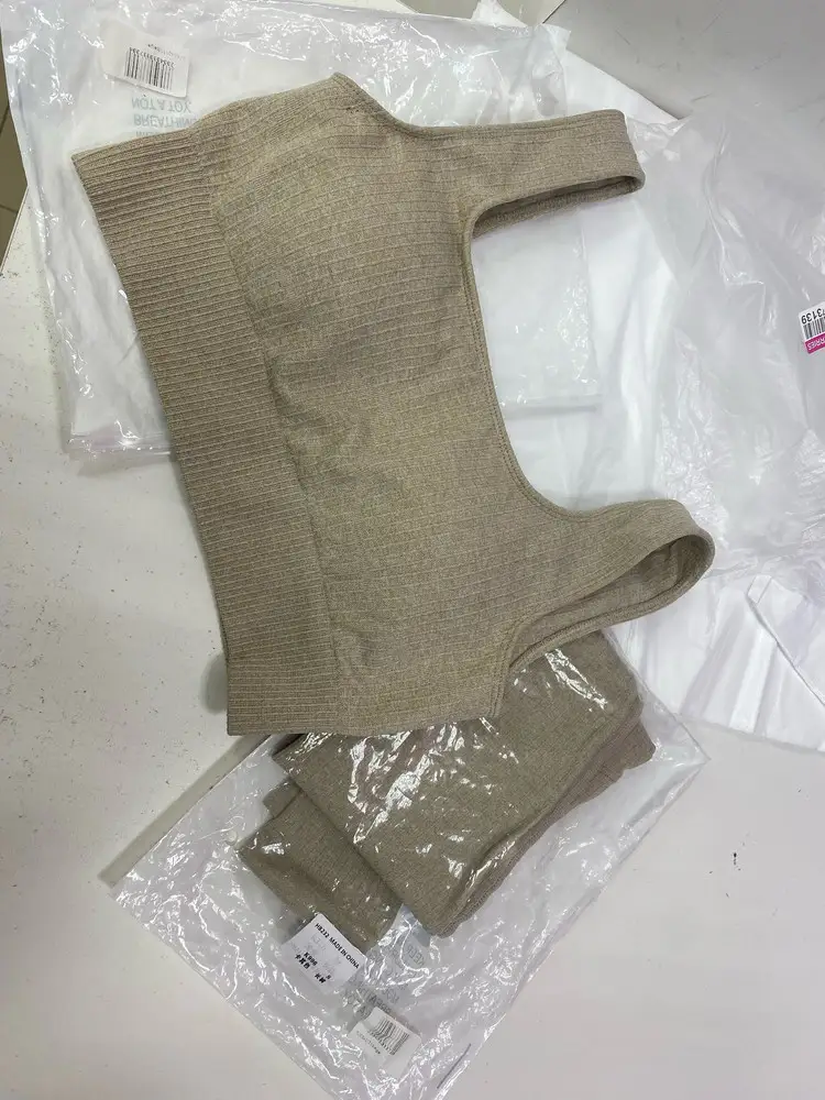 Сам костюм качество хорошее, но положили лосины нужного размера, а топ огромный….