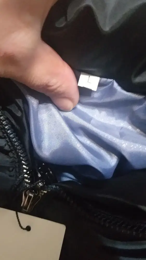 Куртка хорошая,но есть одно но....на лейбе размер xxL,а на куртке L🤔возврат.Перезакажу.