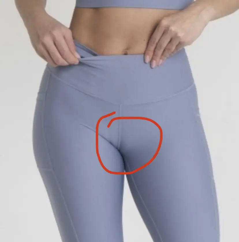 Видите как на модели сидят эти леггинсы? А у них проф свет и лучший ракурс. Когда вы наденете их, ваша в@гига разделится ровно на две части и это просто КОШМАР! Не советую никому! И дело не размере, не в трусах которые на мне, а просто в крое этих леггинсов.