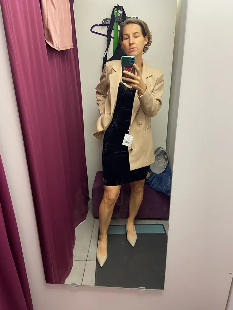 Очень плохая ткань , синтетика. Крой неплохой