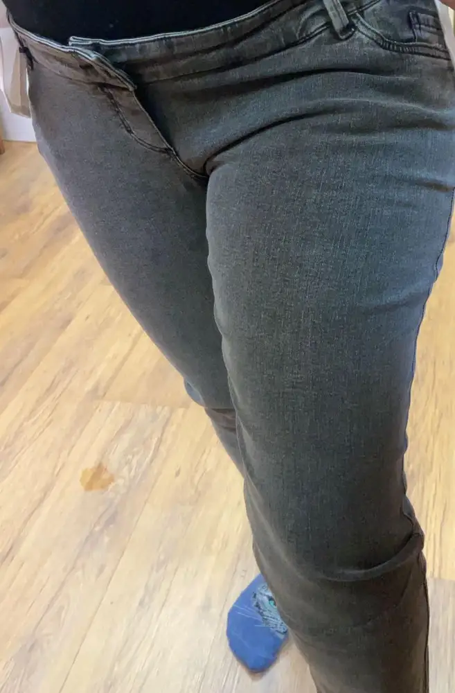 Взяла свой добеременный размер и все идеально подошло. Джинса хорошая, не тряпочка. Швы ровные и джинсы удобные. Очень рада, что купила