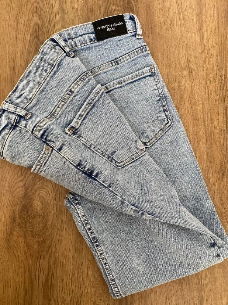 Бомбические джинсы, клёвый бренд, супер удобные и модные сидят как влитые…. Нет никаких торчащих ниток и прочего, что здесь пишут. Закажу ещё тёмные. Идут размер в размер!