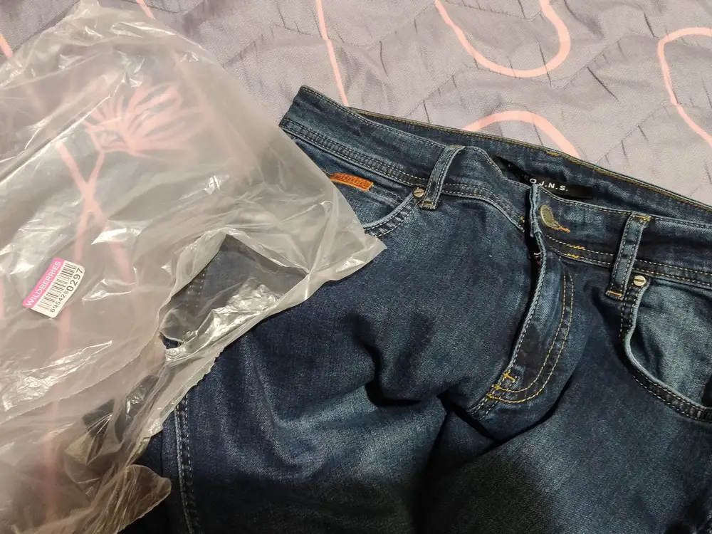 Купила мужу джинсы, приехала домой вскрыли пакет. И что мы видим, на штанах нет этикетки, а бирка вся синяя, такое ощущение, что они стиранные