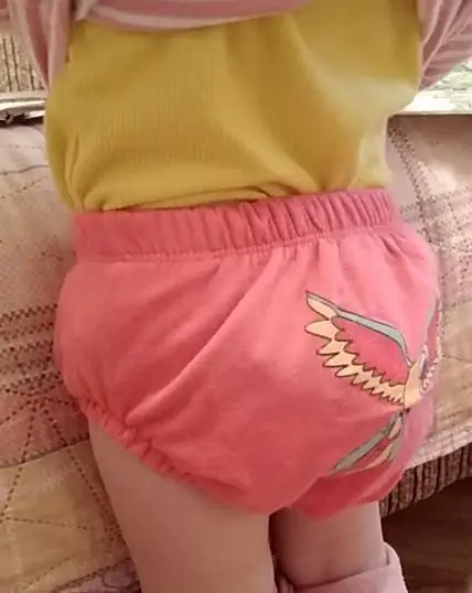 Взяла на полтора годика доче. Посое стирки подсели, как и предупреждали. Внутренний слой напоминает тонкое мохровое полотенце, но мне кажется, грубовато. Пока ничего не натерли, но после многочисленных стирок как будет, посмотрим...