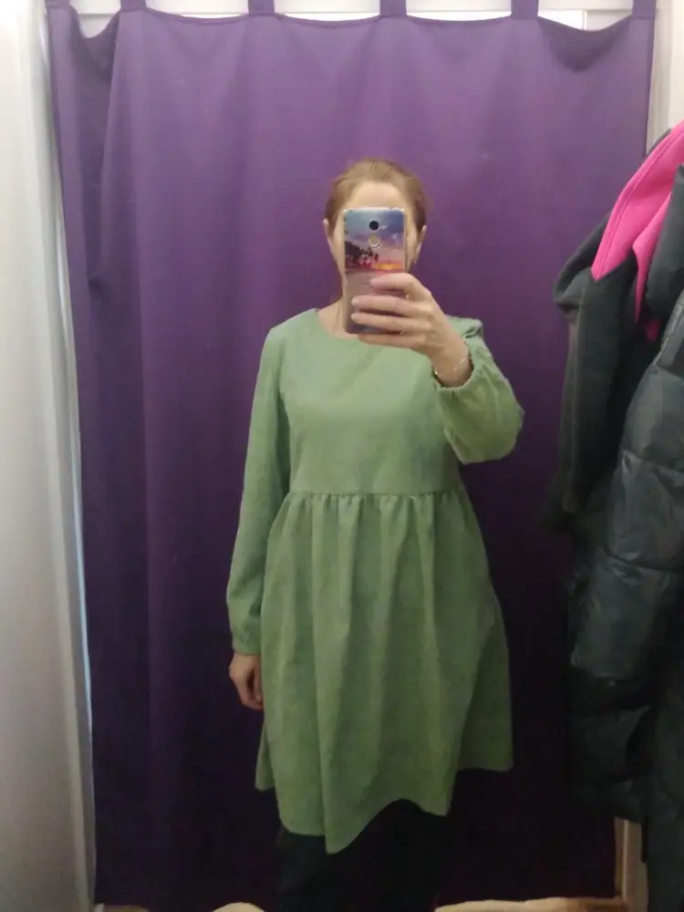 Очень понравилась ткань платья( не электризуется). Звезду снизила, так как подол не совсем ровный( заметила только дома) и не все швы обработаны(это поправимо).