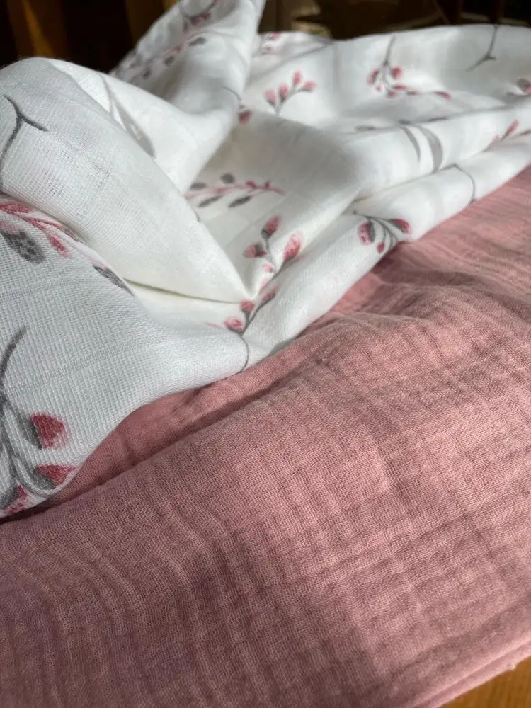 Очень классные пелёнки, я вообще обожаю муслин! Универсальные в использовании, можно и укрыть ребёнка, и вытереть после купания, хорошо впитывают, и вместо простынки или на коляску накинуть от солнца. Розовая пеленка побольше и поплотнее, белая немного меньше и потоньше, как раз то что нужно для лета. Идеальный набор. Качество отличное, шовчики все ровные, цвета приятные.