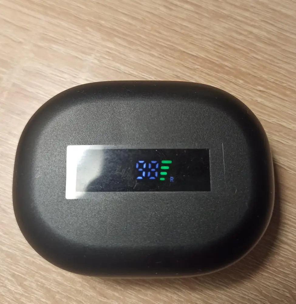 Несмотря на то, что наушники пришли только со второго раза(первый раз где то потеряли...) мне понравилось как сидят в ушах, все функции работают.