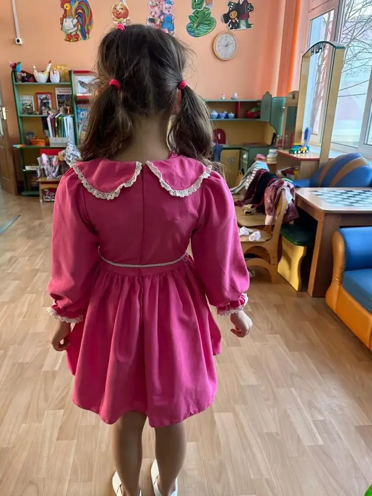 Цвет просто обалденный у платья. Дочь теперь только в нем хочет в сад ходить)) Идёт в размер. Одним словом очень хорошее платье, спасибо!