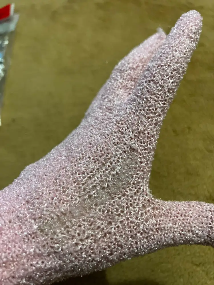 Одна из перчаток была распущена 