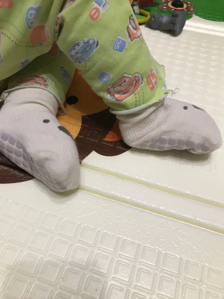 Очень полезные и качественные носки.Ребёночек чувствует в них уверенность от падения✊🏻😇размер соответсвует,10-ти месячному малышу не чего не давит.