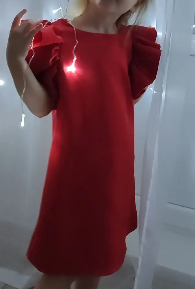 Сшито не аккуратно, швы не ровные. По спинке шов вообще не правильно прошит, торчат нитки от оверлога.(исправить никак) пришлось оставить , т. к. дочка очень ждала это платье.