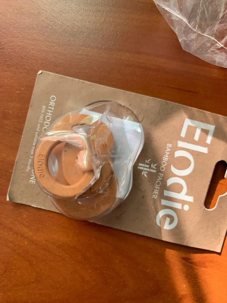 Отличная продукция, только эту соску покупаю, но пардон, это же возмутительно отправлять, доставлять, получать промятую детскую продукцию. Не вернула, только потому что наша потерялась. 