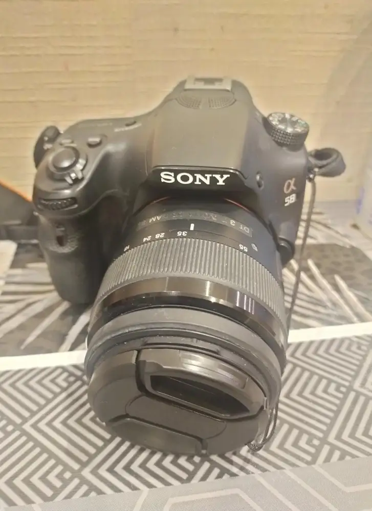 На стандартный объектив sony a58 сел как родной. Качество пластика, конечно, от оригинала далеко, но со своим функционалом справляется отлично. Держится крепко. Еще и веревочка спасительная.  Спасибо продавцу. Рекомендую к приобретению.