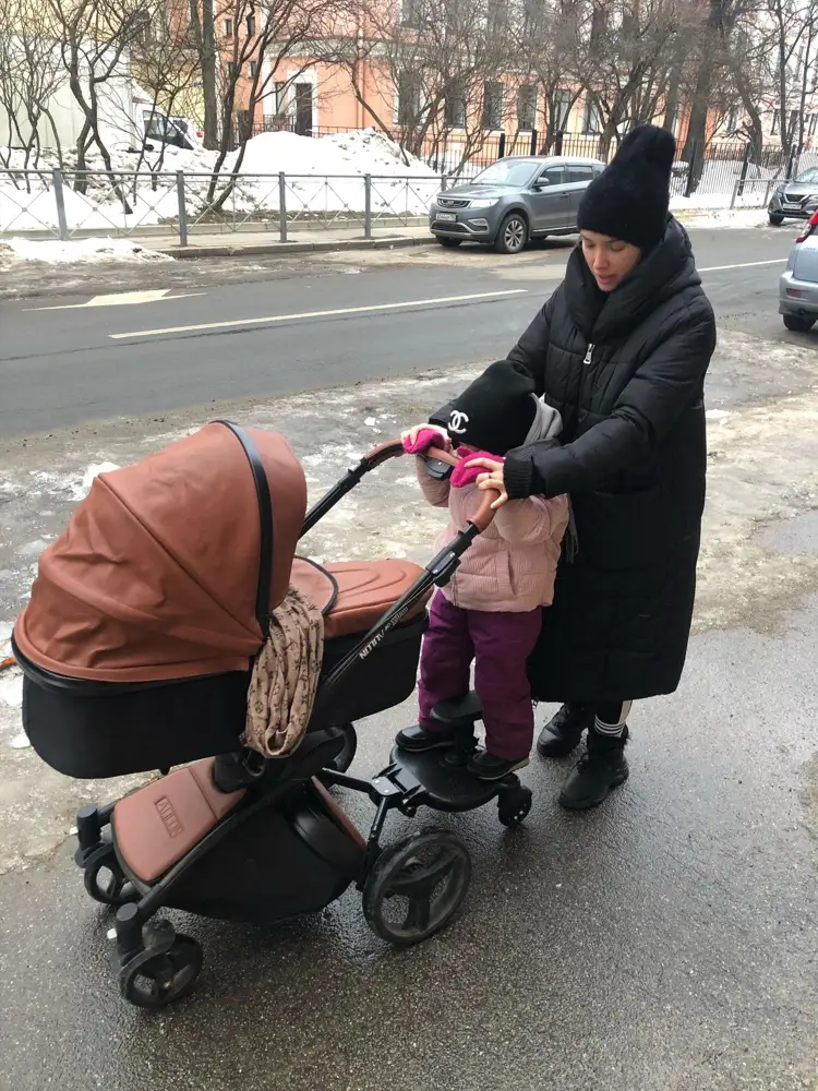 Дочке весело, маме удобно, колёса моневренные, назад хорошо едут, по кочкам проезжают, дочка чаще сидит)) ждём весну в Питере, будет точно удобнее)) спасибо за такой прекрасный и качественный товар!) кстати очень удобная сборка, я сама в пункте выдачи собрала и поехали)) даже отвертка была в комплекте!)) 