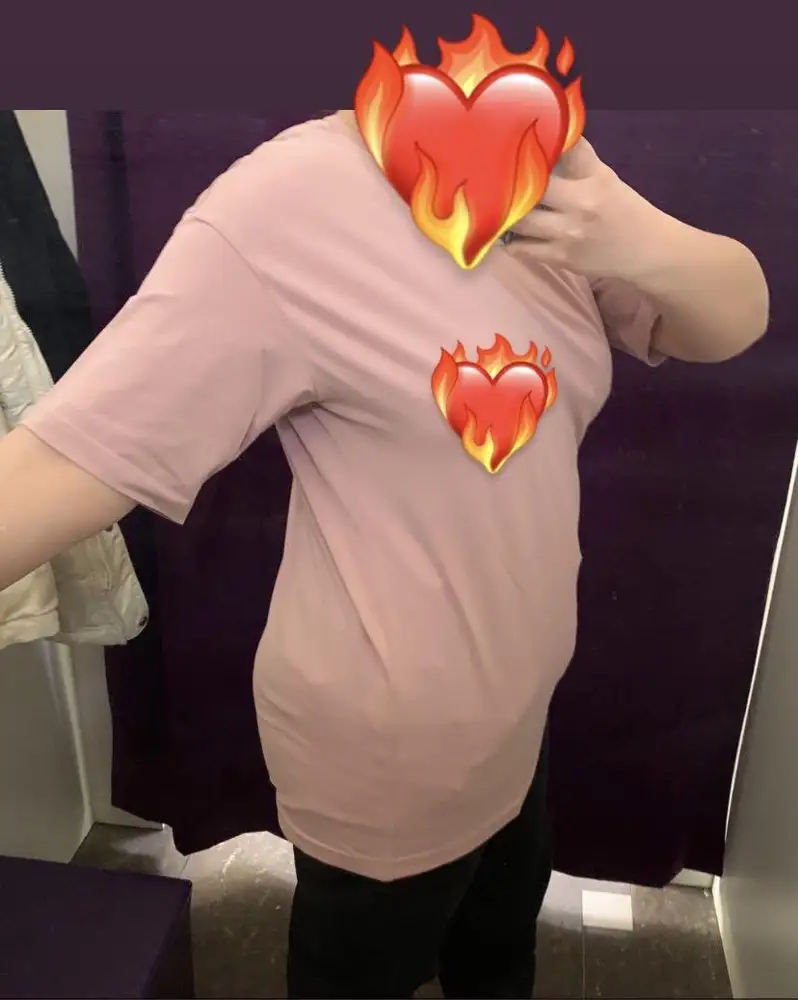 Можно я вставлю свои 5 копеек. Вот так футболка выглядит на размере 2XL, или какой там у меня размер. Хз. ОГ 110, ОТ 85, ОБ 112, вес 88, рост 165. На мне футболка сидит хорошо только в плечах. На бедрах, сами видите. Кошмар. (Сорри за стикеры, я без белья) Качество отличное, только поэтому оставила. Еще надеюсь похудеть. Я брала за копейки. 3.275 тенге, но материал стоит даже больше, чем я заплатила. Берите, если вам подходит по размеру. Жаль нет было моего размера, поэтому 4 звезды 