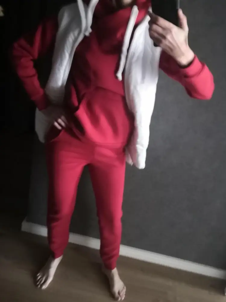 Сидит отлично, цвет красный красивый. Но красится, при стирке белые шнурок превратился в красный, печально...