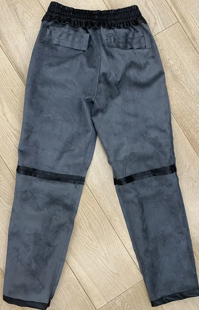 Пожалела о покупке, когда походила в них немного по дому. Жаль, что этикетку отрезала, а так бы сдала обратно. Когда надеваешь - всё нормально, сделав несколько шагов понимаю, что сползают сзади, при этом сидят свободно, странно.. А где обещанное утепление флисом? Ничего подобного не вижу, штаны не утеплённые, слегка бархатистая изнанка, только и всего.